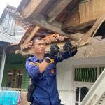 Sembunyi di Sela Atap Rumah Warga, Biawak 40 Sentimeter Dievakuasi Damkar Ciamis