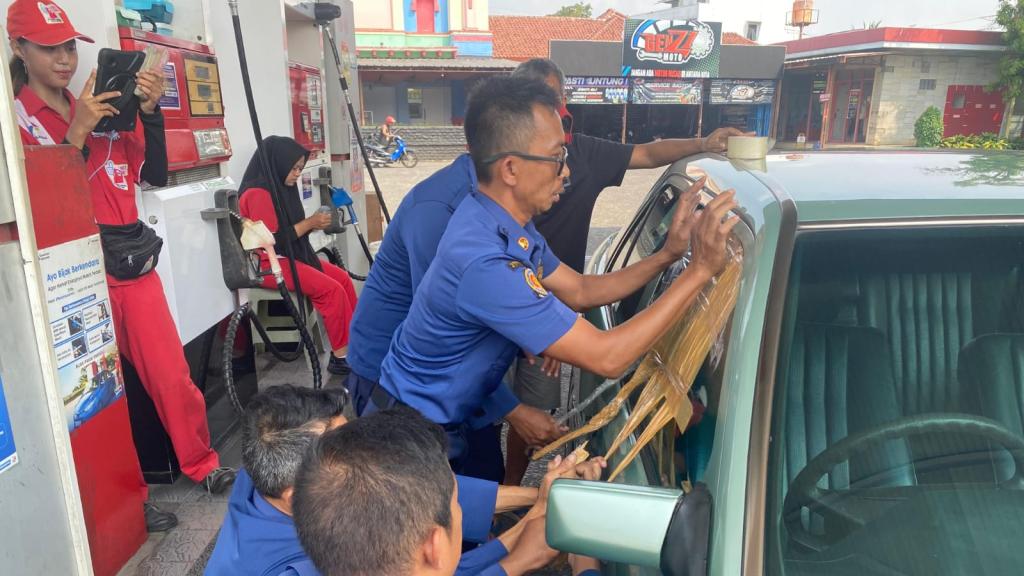 Pintu Terkunci Otomatis di SPBU, Petugas Damkar Ciamis Evakuasi Kunci Mercedes-Benz Milik Warga