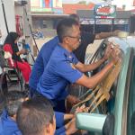 Pintu Terkunci Otomatis di SPBU, Petugas Damkar Ciamis Evakuasi Kunci Mercedes-Benz Milik Warga