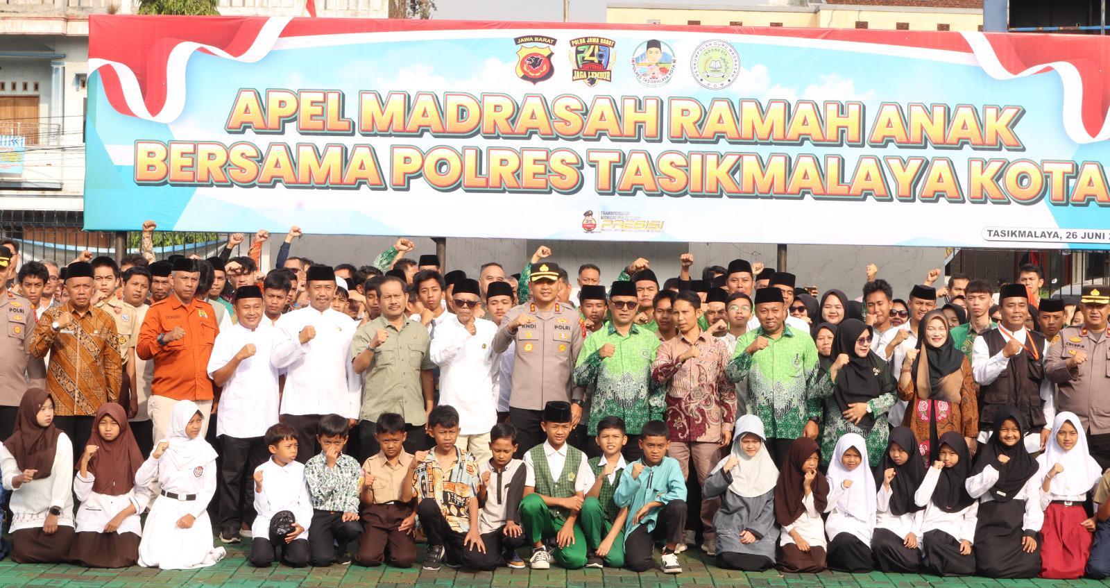 Sambut Hari Bhayangkara ke-80, Polres Tasikmalaya Kota Deklarasikan Madrasah Ramah Anak