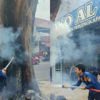 Bikin Panik! Pohon di Jalan R.E. Martadinata Tiba-tiba Terbakar, Damkar Kota Tasikmalaya Gercep Padamkan Api