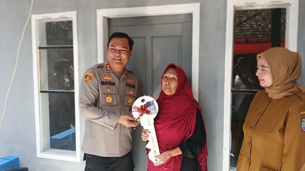 Tangis Bahagia Nenek Ida Pecah Saat Kapolres Ciamis Serahkan Kunci Rumah Barunya