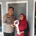 Tangis Bahagia Nenek Ida Pecah Saat Kapolres Ciamis Serahkan Kunci Rumah Barunya
