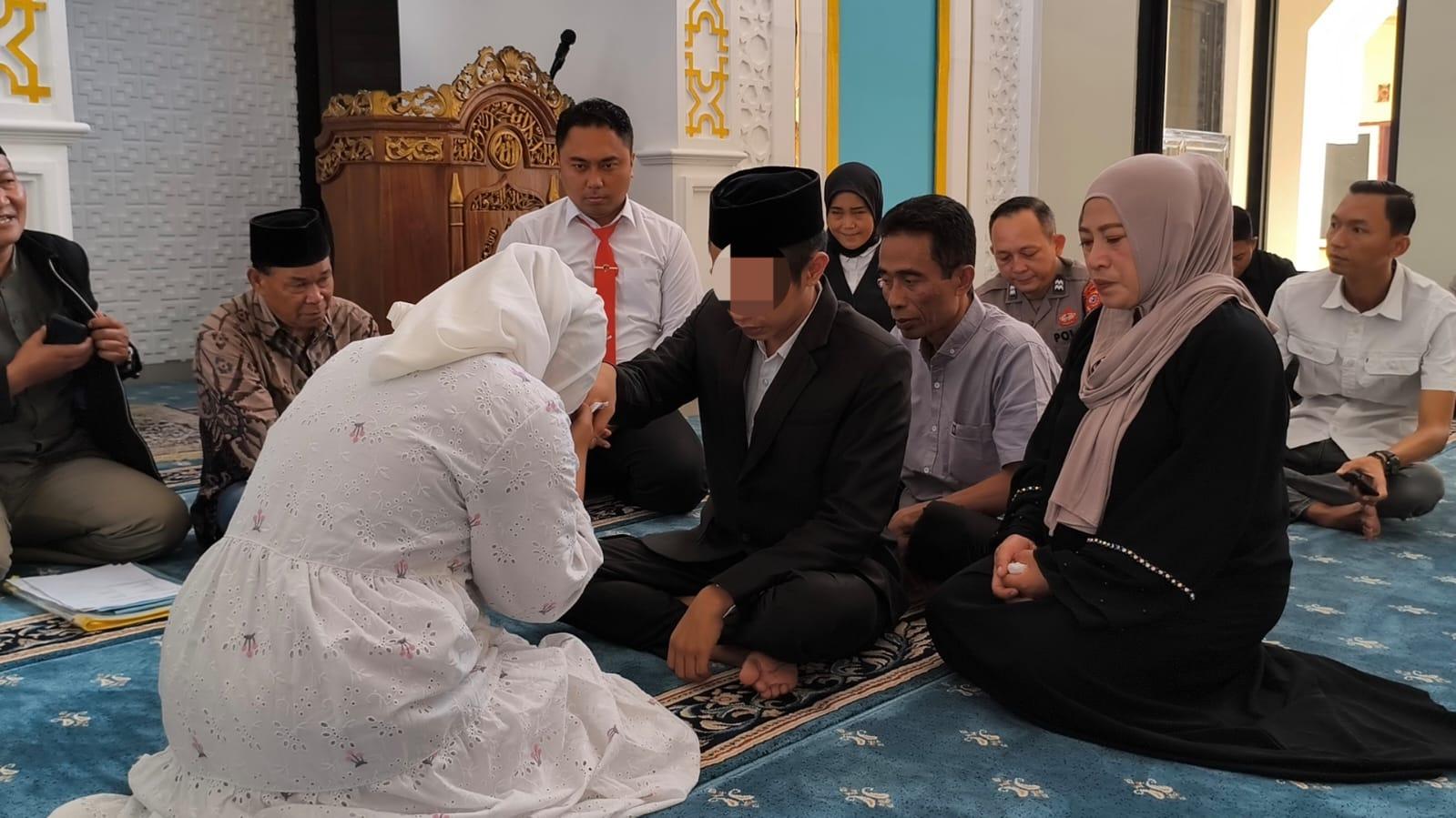 Di Balik Jeruji, Cinta Tetap Berlabuh: Tahanan Polres Tasikmalaya Kota Resmi Menikahi Kekasihnya di Masjid Wahid Azad