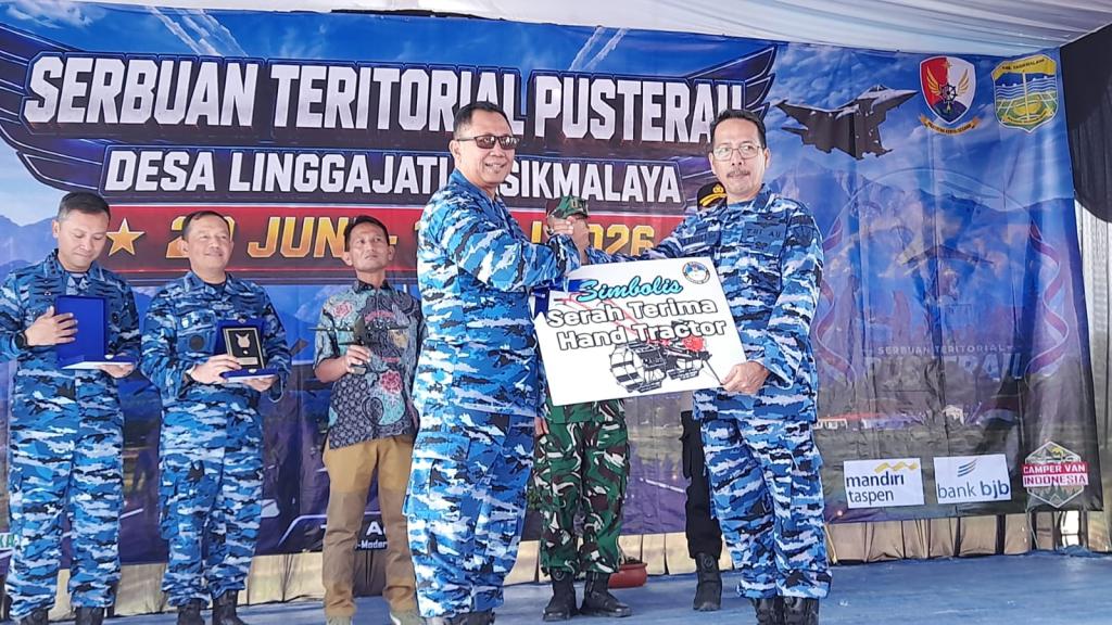 Perkuat Sektor Produktif di Linggajati, TNI AU Gelar Penyuluhan Pangan dan Serahkan Bantuan Hand Tractor