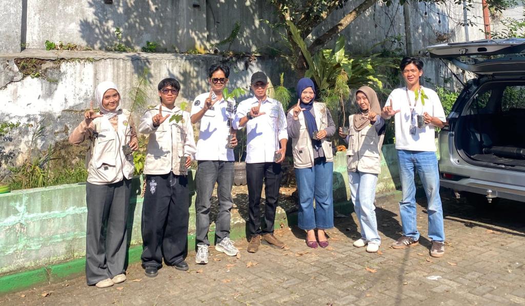 Gandeng Mahasiswa KKN Unsil, Perhutani KPH Tasikmalaya Salurkan 70 Bibit Pohon untuk Penghijauan di Desa Sukasukur
