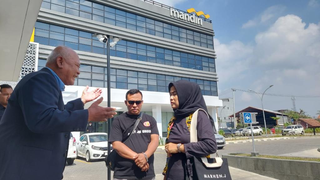 Nasabah Prioritas Bank Mandiri Tasikmalaya Kecewa Tak Ditemui Pimpinan, Pertanyakan Pengembalian Dana Talang Rp6,85 Miliar