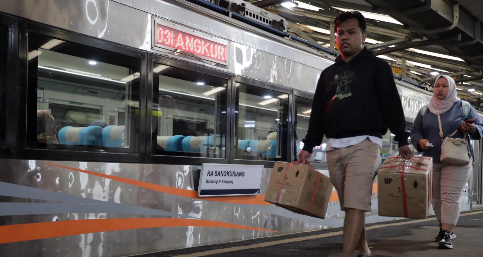 Libur Sekolah Dongkrak Penumpang Kereta Api, KA Sangkuriang Catat Okupansi Tertinggi di Daop 2 Bandung