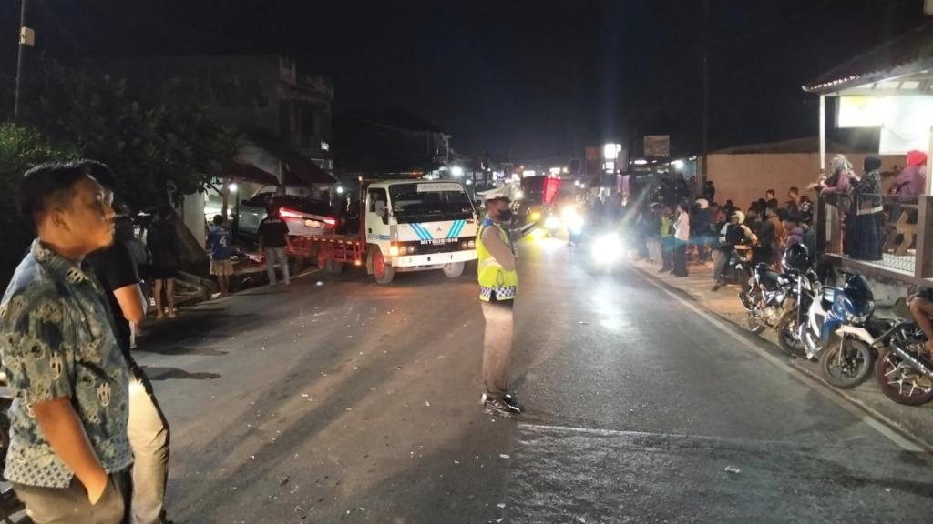 Kecelakaan Beruntun Libatkan Sejumlah Kendaraan di Kawalu Tasikmalaya, Fortuner Diduga Hilang Kendali hingga Tabrak Kios