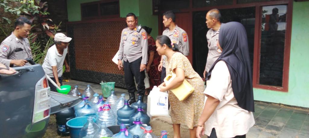 Polsek Manonjaya Salurkan 1.200 Liter Air Bersih untuk Warga Terdampak Kekeringan di Desa Kamulyan Tasikmalaya
