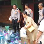 Polsek Manonjaya Salurkan 1.200 Liter Air Bersih untuk Warga Terdampak Kekeringan di Desa Kamulyan Tasikmalaya