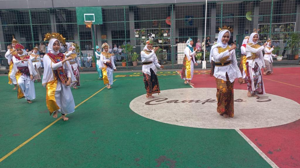 Harmoni Nusantara Warnai Penutupan MPLS SMAN 5 Tasikmalaya, SENTER Tampilkan Kolaborasi Seni yang Memukau