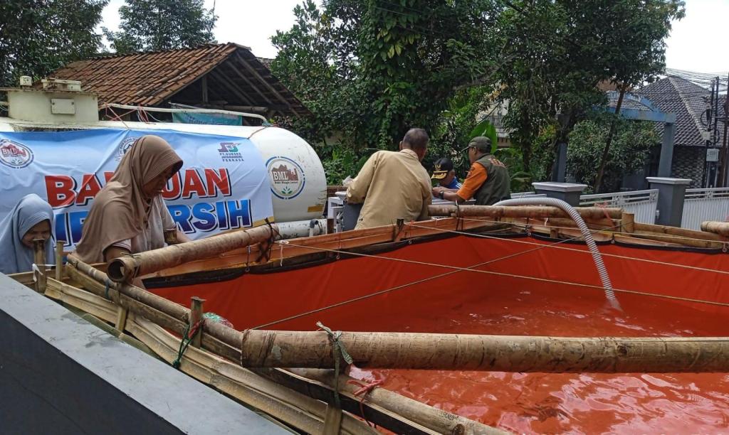 Gandeng Dunia Usaha, BPBD Kota Tasikmalaya Salurkan Air Bersih untuk Ratusan Warga Terdampak Kekeringan