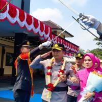 AKBP Andik Eko Siswanto Resmi Nahkodai Polres Tasikmalaya Kota, AKBP Andi Purwanto Dilepas dengan Tradisi Pedang Pora