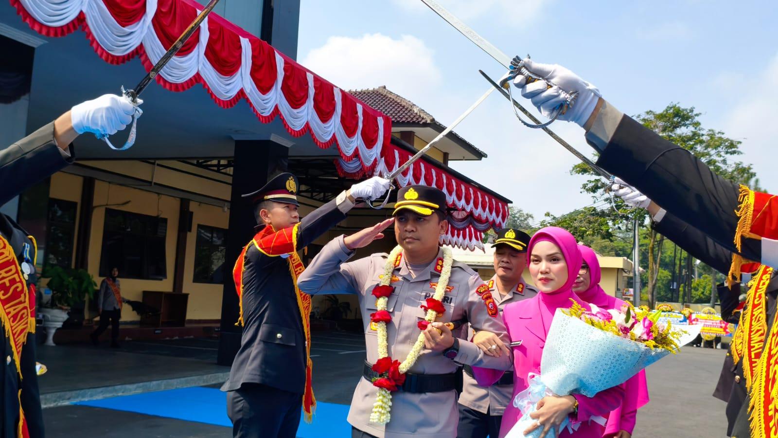 AKBP Andik Eko Siswanto Resmi Nahkodai Polres Tasikmalaya Kota, AKBP Andi Purwanto Dilepas dengan Tradisi Pedang Pora