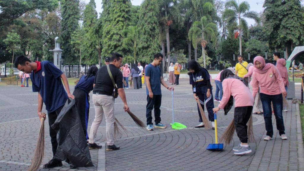 Disdukcapil Ciamis Dukung Gerakan Jumat Bersih, Perkuat Budaya Gotong Royong dan Kepedulian Lingkungan