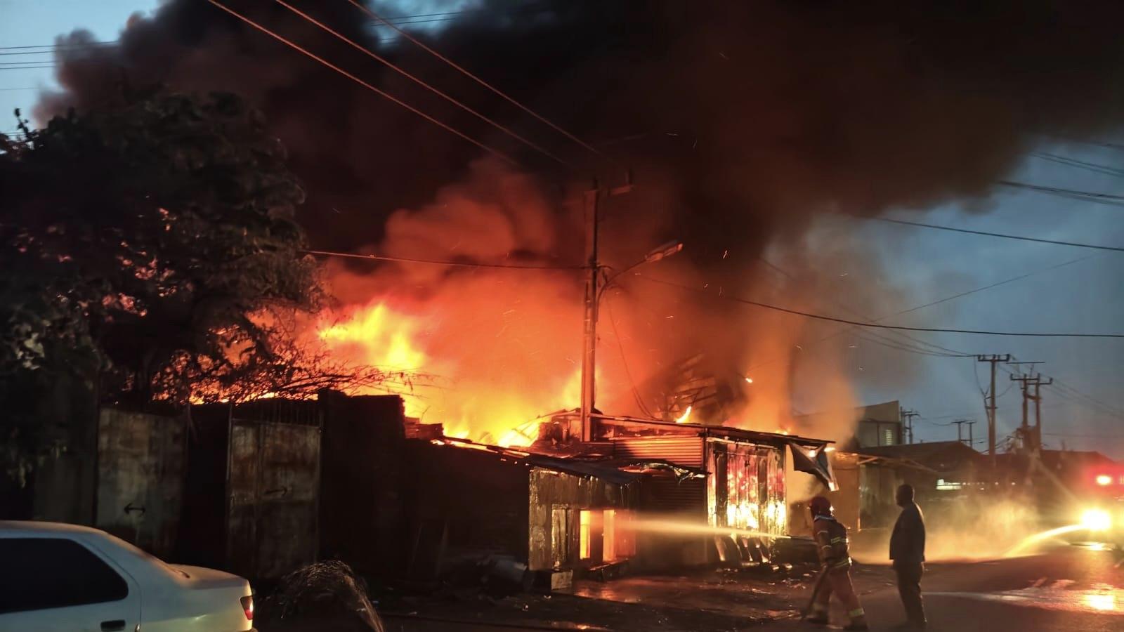Gudang Rongsok di Sambongjaya Kota Tasikmalaya Terbakar, Api Membumbung Tinggi