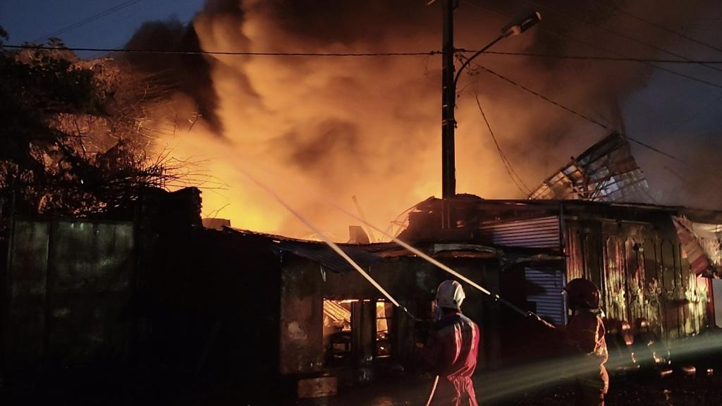 Kebakaran Gudang Rongsok Dekat Gardu PLN Sambongjaya Tasikmalaya, Kobaran Api dan Asap Pekat Sempat Bikin Warga Panik