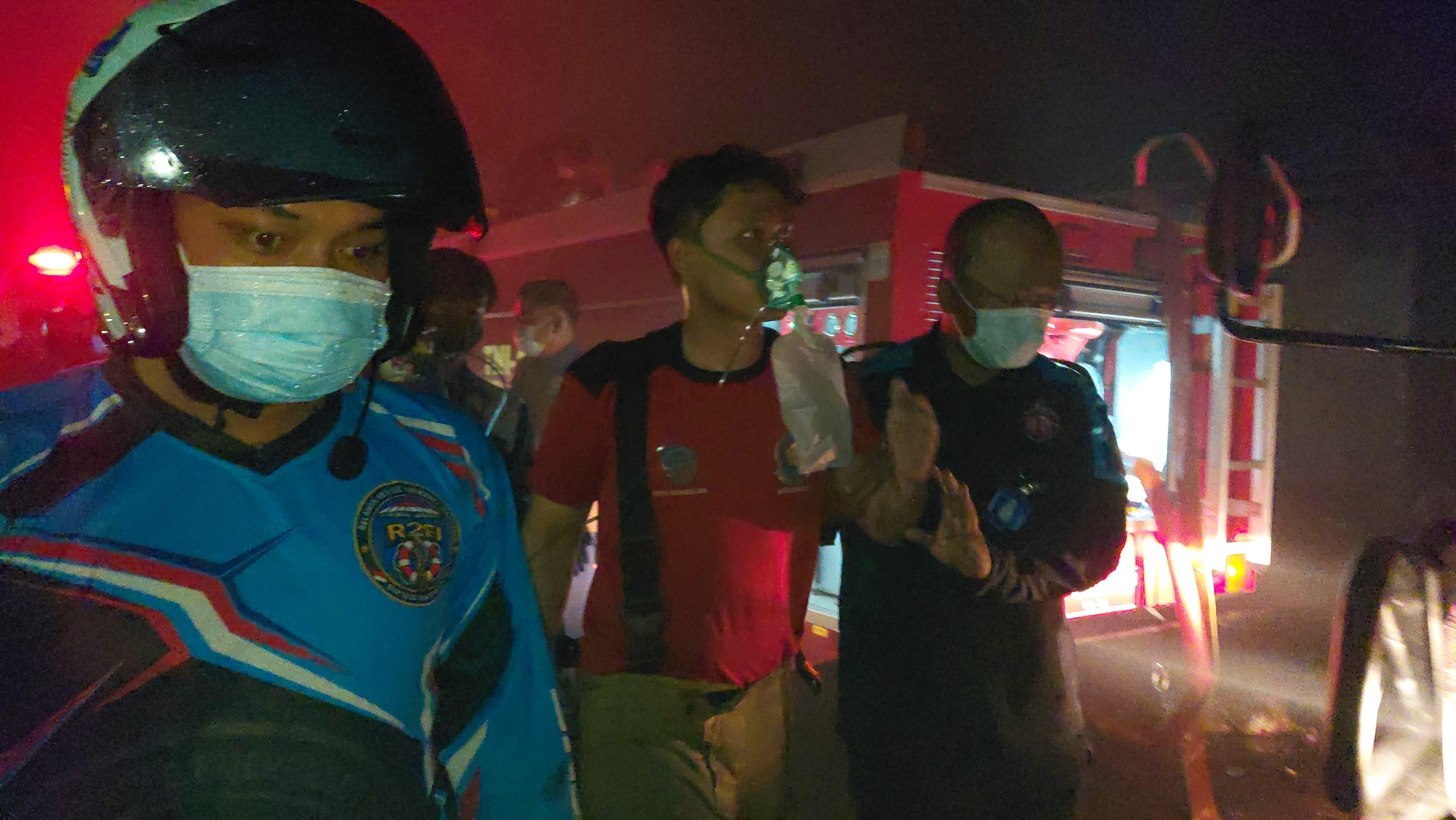 Petugas Damkar Sempat Sesak Napas saat Padamkan Kebakaran Gudang Rongsok di Sambongjaya