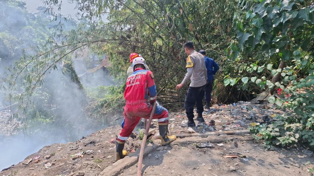 Kebakaran Lahan Pembuangan Sampah di Lengkongsari Tasikmalaya, Diduga Dipicu Pembakaran Sampah