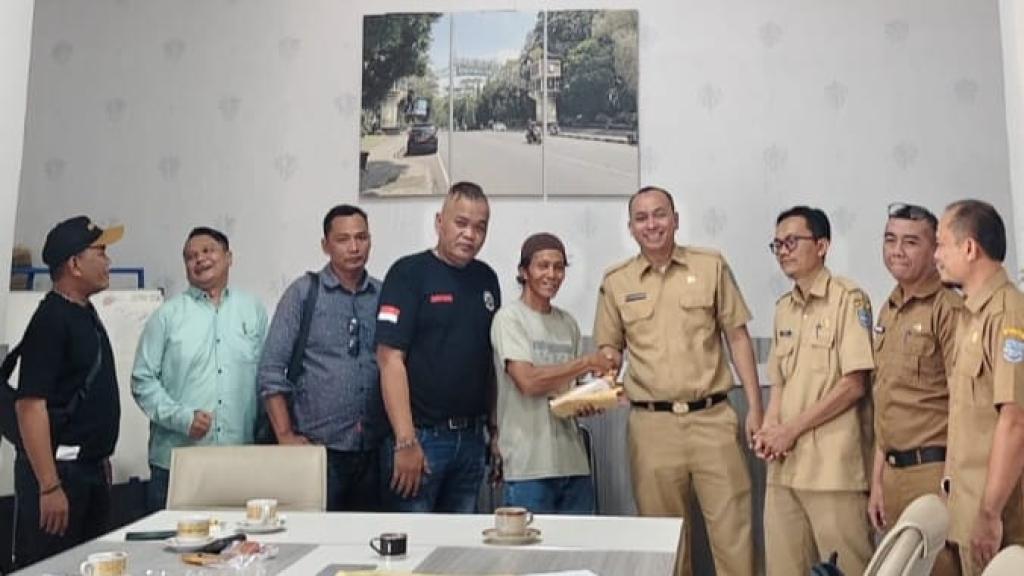 Santunan Korban Kecelakaan Kerja Disalurkan, Keluarga Pekerja di Banjar Terima Bantuan Rp42 Juta