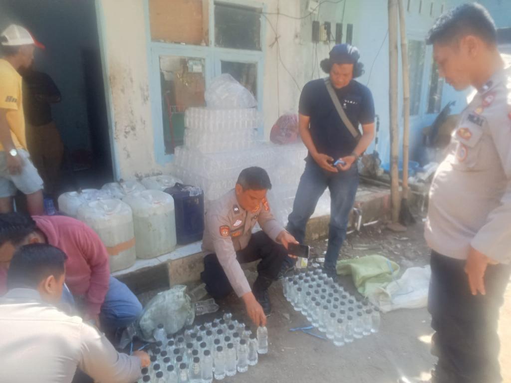 Polisi Grebek Gudang Miras di Cibeureum Tasikmalaya, 500 Liter Arak Bali Disita dan 2 Orang Diamankan