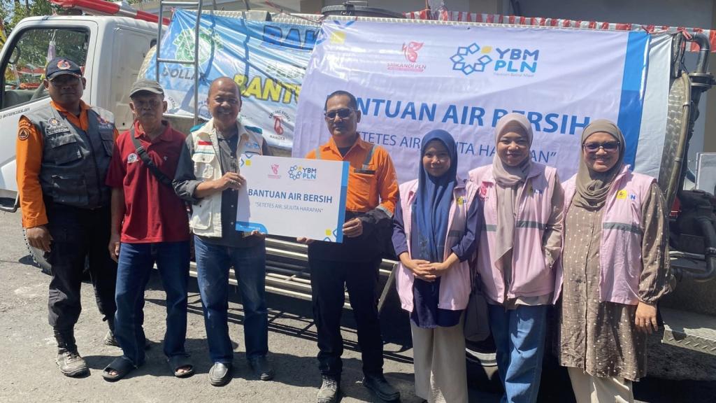 YBM PLN dan Srikandi Tasikmalaya Salurkan Air Bersih untuk Warga Terdampak Kekeringan