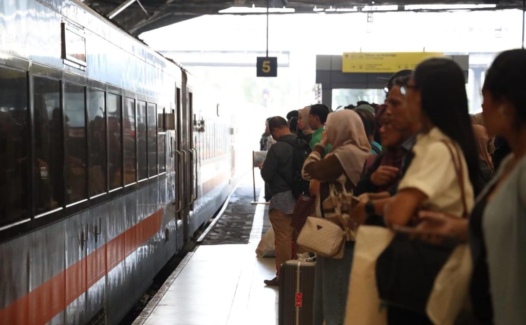 Sambut HUT Ke-81 RI, KAI Daop 2 Bandung Berikan Diskon Tiket Kereta 17 Persen dan Tarif Commuter Line Rp8