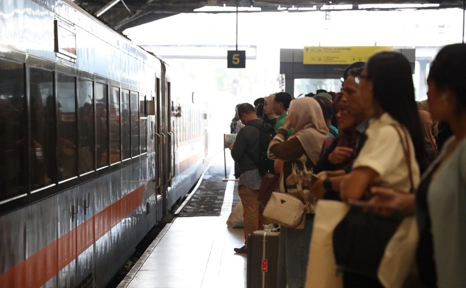Sambut HUT Ke-81 RI, KAI Daop 2 Bandung Berikan Diskon Tiket Kereta 17 Persen dan Tarif Commuter Line Rp8
