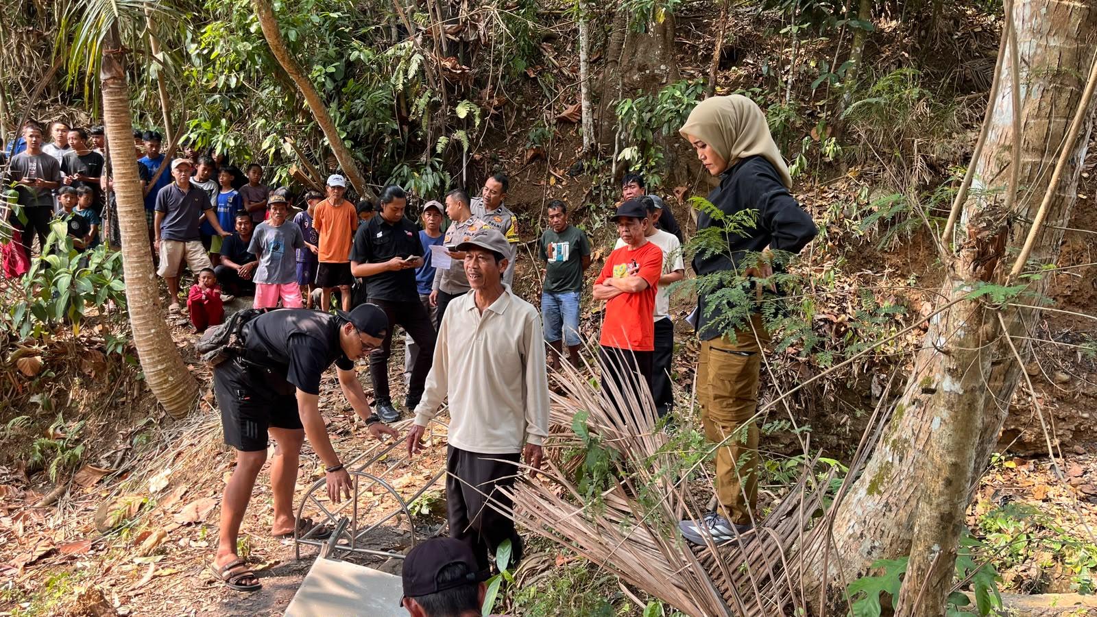 Diduga Terjatuh Saat Memetik Kelapa, Pria di Rajapolah Tasikmalaya Ditemukan Meninggal Dunia di Kebun