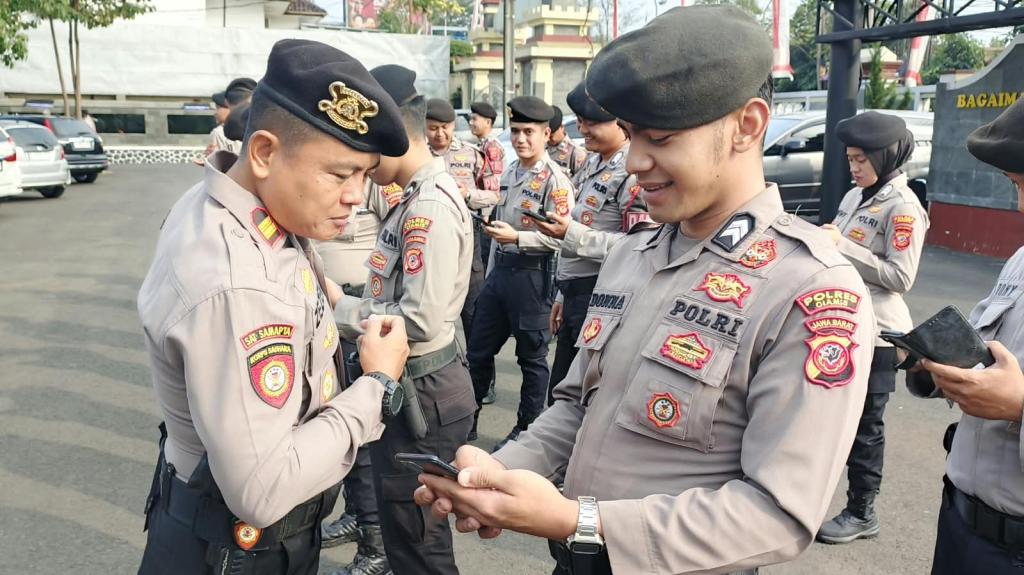 Cegah Judi Online, Kasat Samapta Polres Ciamis Periksa HP Seluruh Anggota