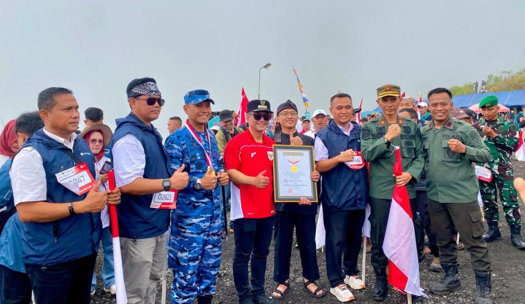 Perhutani KPH Tasikmalaya dan PT Palawi Apresiasi Pengibaran 2.681 Bendera Merah Putih di Kawah Galunggung yang Pecahkan Rekor MURI