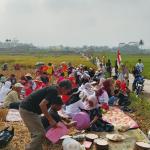 Botram Salembur di Tengah Sawah, Ribuan Warga Desa Cijulang Ciamis Perkuat Gotong Royong dan Syukuri Hasil Pertanian