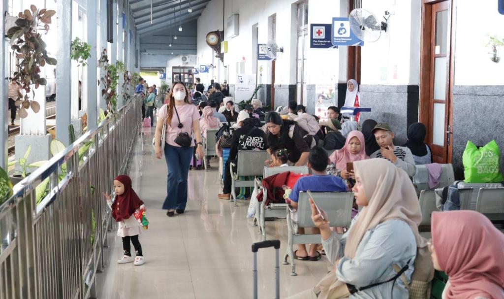Libur Maulid Nabi Muhammad SAW, Puluhan Ribu Penumpang Padati Stasiun di Wilayah Daop 2 Bandung