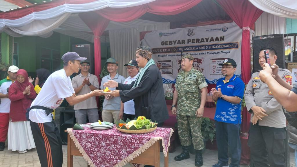 Lomba Tradisional dan Karnaval Daur Ulang Meriahkan HUT RI ke-81 dan HUT ke-57 SDN 5 Sukamenak, Diky Candra Apresiasi Kemandirian Sekolah