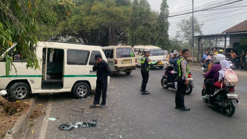 Truk Tabrak Angkot di Purwaharja Banjar, Diduga Sopir Kurang Konsentrasi dan Tidak Jaga Jarak Aman