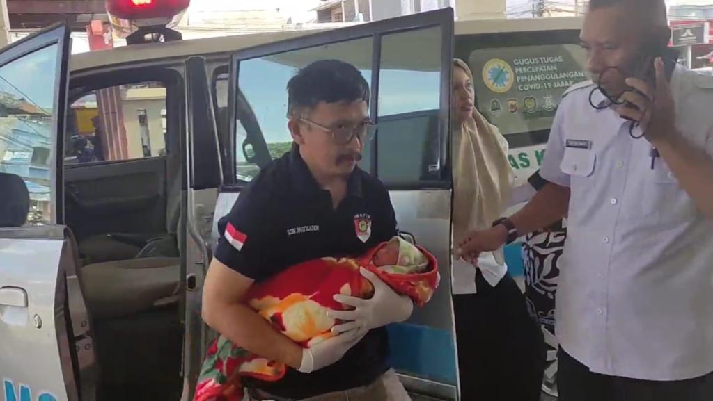 Aksi Heroik Polisi Polres Tasikmalaya Kota Evakuasi Bayi Laki-laki yang Ditemukan di Rumah Kosong