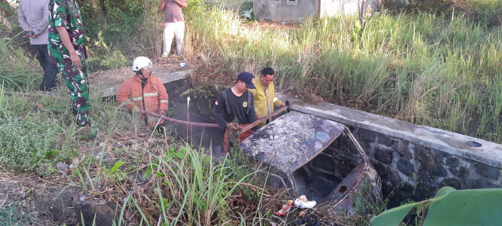 Mobil Pikap Terbakar dan Masuk Drainase di Banjar, Sopir Alami Luka-Luka