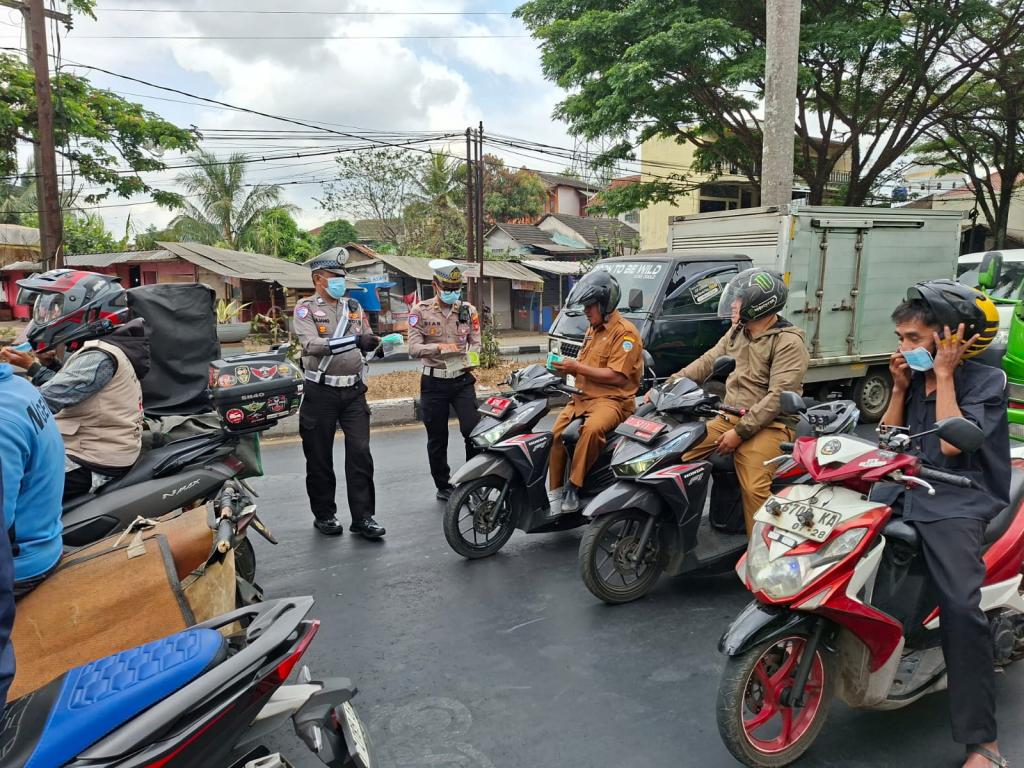 Satlantas Polres Tasikmalaya Kota Bagikan 100 Masker, Antisipasi Dampak Hujan Abu Vulkanik Gunung Anak Krakatau