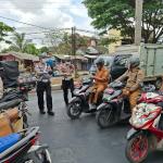 Satlantas Polres Tasikmalaya Kota Bagikan 100 Masker, Antisipasi Dampak Hujan Abu Vulkanik Gunung Anak Krakatau