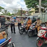 Satlantas Polres Tasikmalaya Kota Bagikan 100 Masker, Antisipasi Dampak Hujan Abu Vulkanik Gunung Anak Krakatau