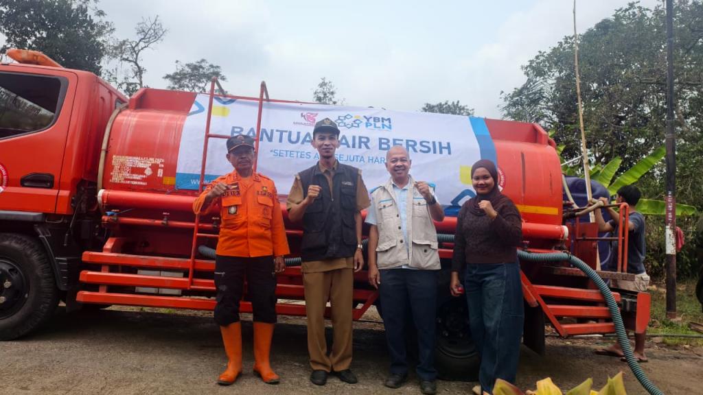 PLN UP3 Tasikmalaya dan BPBD Ciamis Salurkan Air Bersih untuk Warga Terdampak Kekeringan di Cihaurbeuti