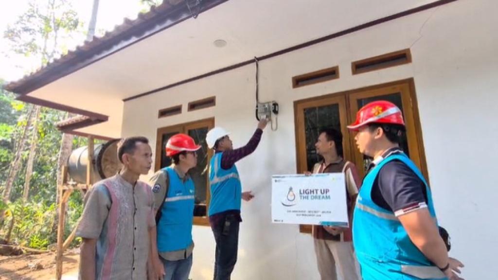 Hari Pelanggan Nasional 2026, PLN Tasikmalaya Nyalakan Harapan Lewat Program Light Up The Dream di Pangandaran