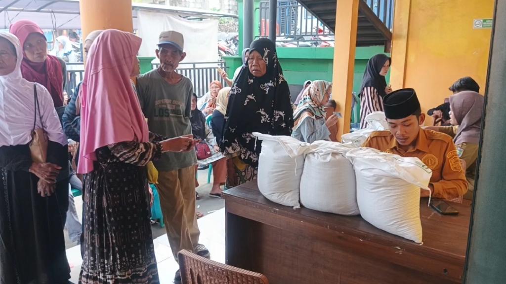 Penyaluran Bantuan Pangan di Cidolog Ciamis: 761 Warga Terima Suplai 30 Kg Beras untuk Tiga Bulan