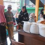 Penyaluran Bantuan Pangan di Cidolog Ciamis: 761 Warga Terima Suplai 30 Kg Beras untuk Tiga Bulan