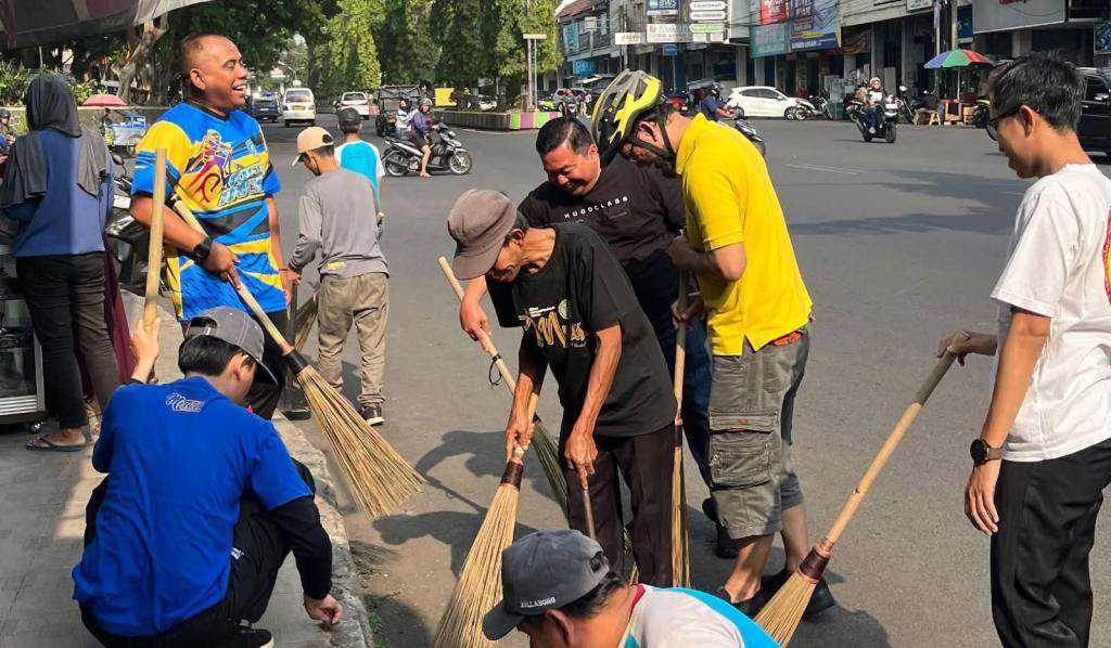 Dukung Predikat Kota Terbersih ASEAN, Civitas Akademika STIKes Muhammadiyah Ciamis Sapu Bersih Pasar Manis