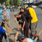 Dukung Predikat Kota Terbersih ASEAN, Civitas Akademika STIKes Muhammadiyah Ciamis Sapu Bersih Pasar Manis