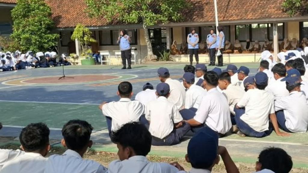 Polwan Polres Tasikmalaya Kota Mengajar di SMPN 19, Tanamkan Karakter dan Wawasan Nusantara kepada Pelajar