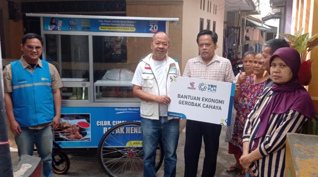 YBM PLN UP3 Tasikmalaya Salurkan Gerobak Cahaya, Bantu Pelaku UMKM Tingkatkan Kemandirian Ekonomi