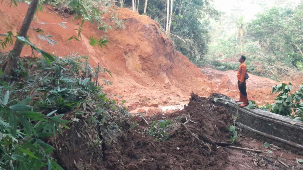 Longsor di Selacai Ciamis Putus Jalan Kabupaten dan Saluran Irigasi Nanggela